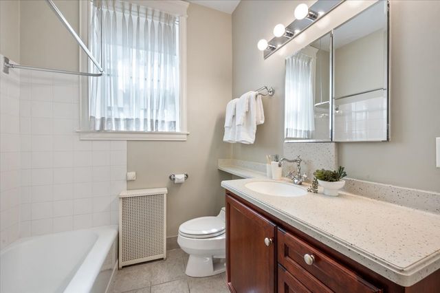 1235 N Astor Street 2N, Chicago, IL 60610