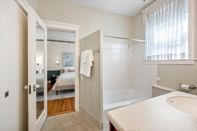 1235 N Astor Street 2N, Chicago, IL 60610