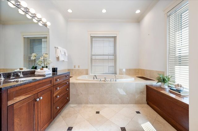 1235 N Astor Street 2N, Chicago, IL 60610