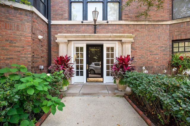 1235 N Astor Street 2N, Chicago, IL 60610