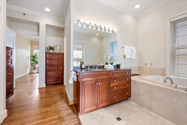 1235 N Astor Street 2N, Chicago, IL 60610
