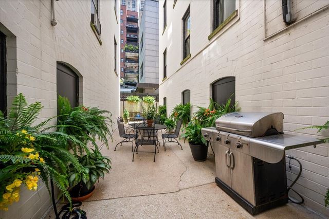 1235 N Astor Street 2N, Chicago, IL 60610