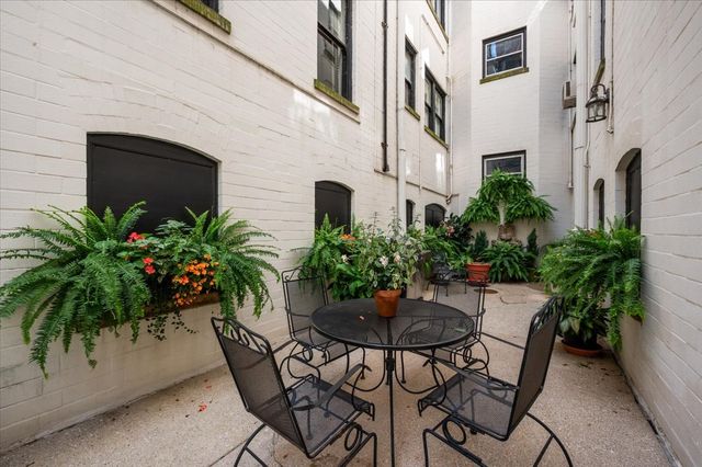 1235 N Astor Street 2N, Chicago, IL 60610