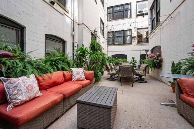 1235 N Astor Street 2N, Chicago, IL 60610