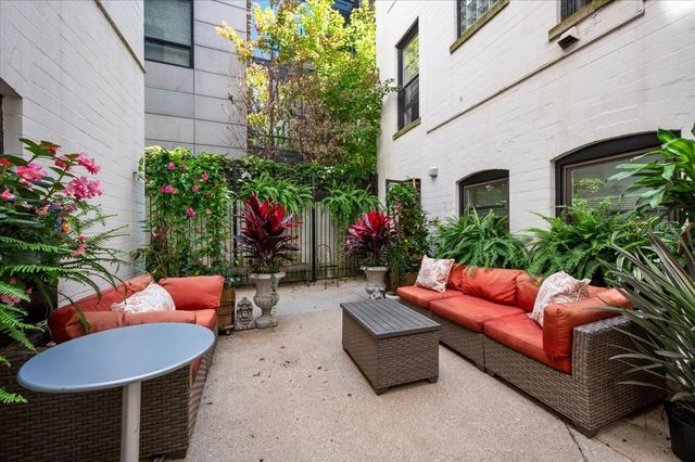1235 N Astor Street 2N, Chicago, IL 60610