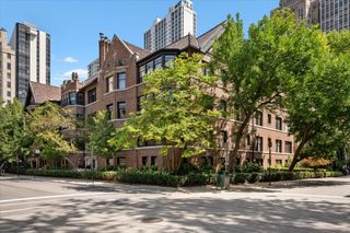 1235 N Astor Street 2N, Chicago, IL 60610