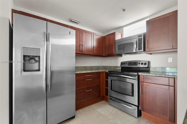 7285 SW 90th St D414, Miami, FL 33156