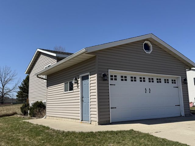 222 10th Avenue NW, Byron, MN 55920