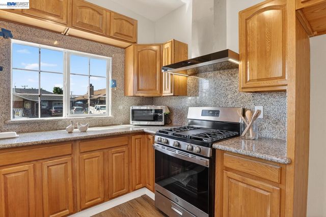 320 Monmouth Dr, Milpitas, CA 95035