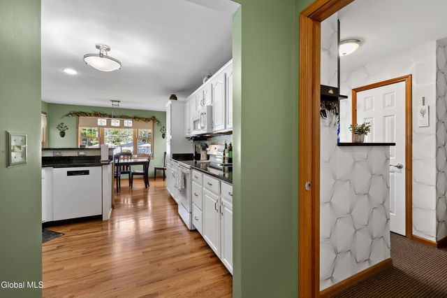 11 Belleauwood Circle, Colonie, NY 12189