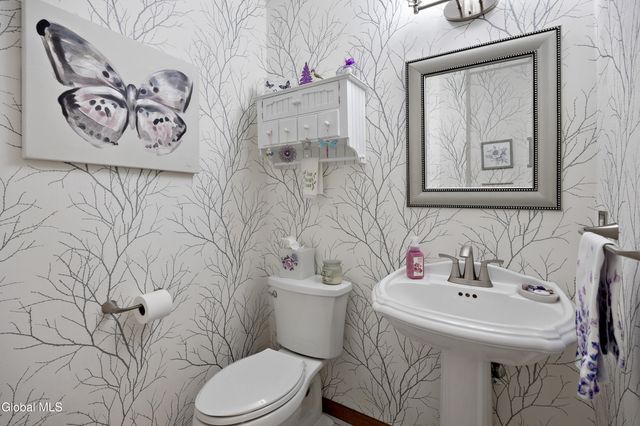 11 Belleauwood Circle, Colonie, NY 12189