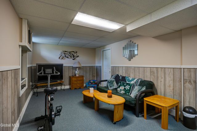 11 Belleauwood Circle, Colonie, NY 12189