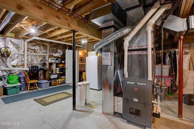 11 Belleauwood Circle, Colonie, NY 12189