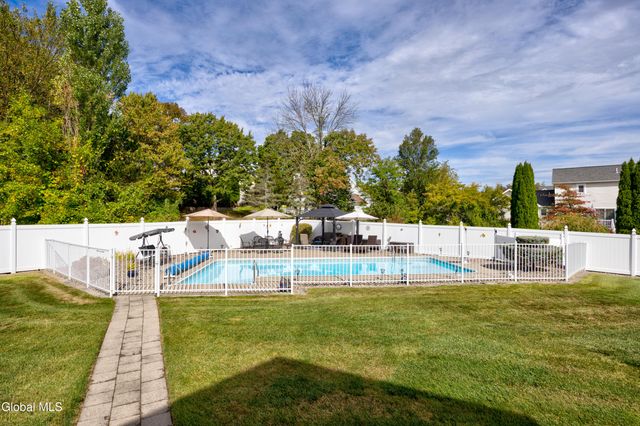 11 Belleauwood Circle, Colonie, NY 12189