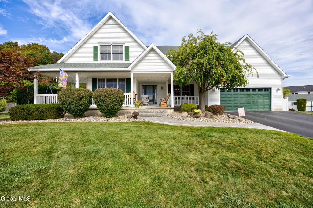 11 Belleauwood Circle, Colonie, NY 12189