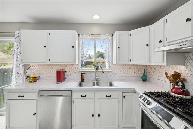 578 E Mahan Avenue, Hazel Park, MI 48030