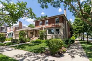 2900 W Birchwood Avenue, Chicago, IL 60645