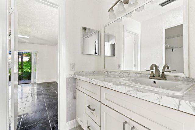 10 Seneca Court, Royal Palm Beach, FL 33411