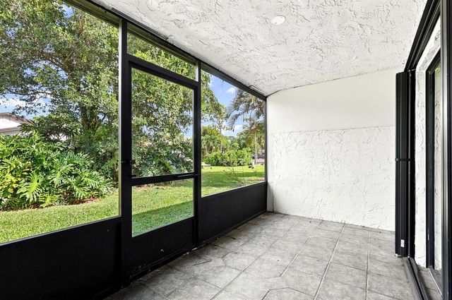 10 Seneca Court, Royal Palm Beach, FL 33411