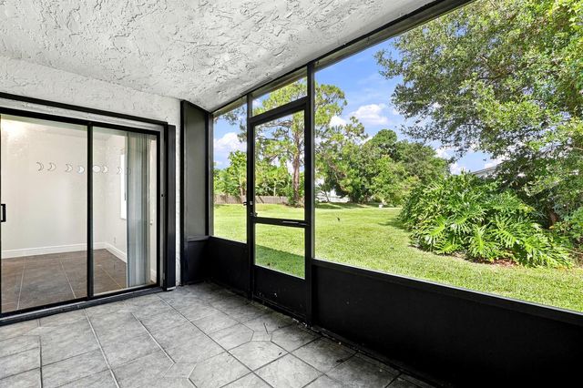 10 Seneca Court, Royal Palm Beach, FL 33411