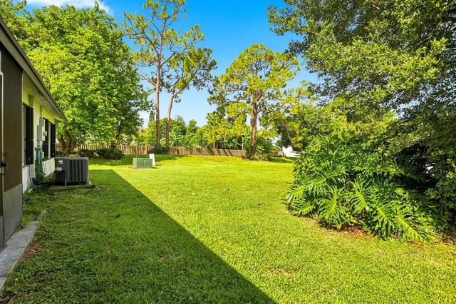 10 Seneca Court, Royal Palm Beach, FL 33411