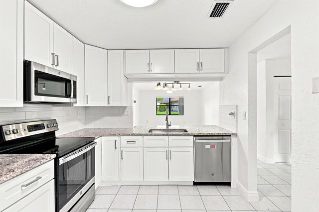 10 Seneca Court, Royal Palm Beach, FL 33411