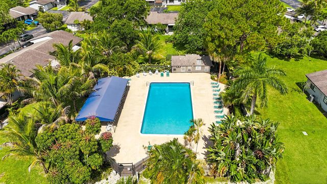 10 Seneca Court, Royal Palm Beach, FL 33411