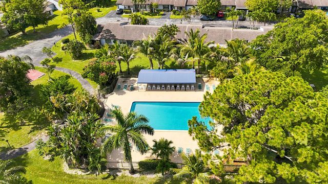10 Seneca Court, Royal Palm Beach, FL 33411
