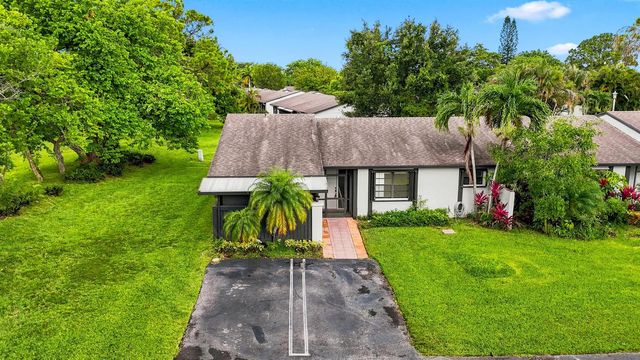 10 Seneca Court, Royal Palm Beach, FL 33411