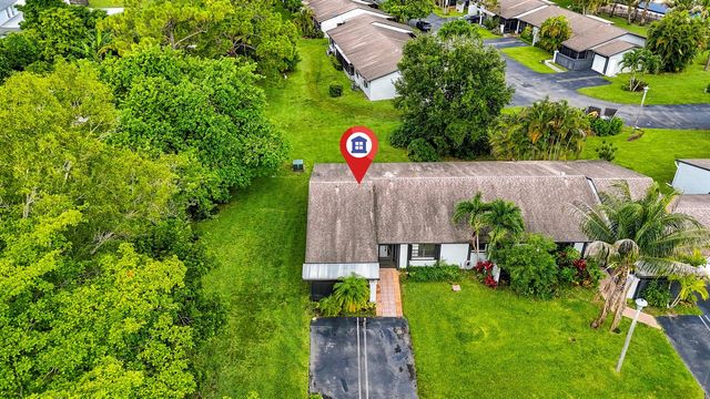 10 Seneca Court, Royal Palm Beach, FL 33411