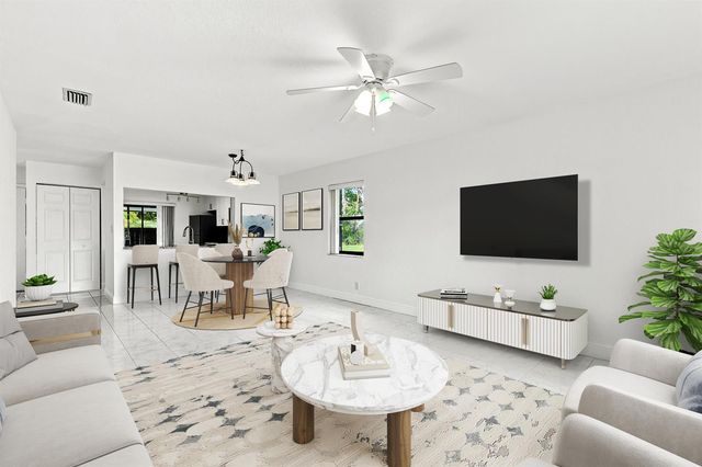10 Seneca Court, Royal Palm Beach, FL 33411