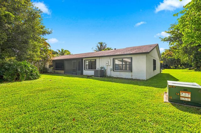 10 Seneca Court, Royal Palm Beach, FL 33411