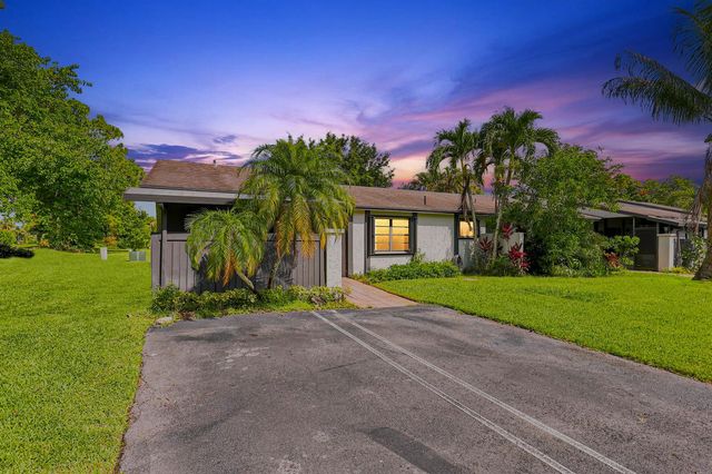 10 Seneca Court, Royal Palm Beach, FL 33411