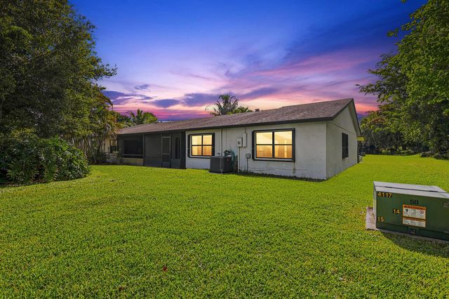 10 Seneca Court, Royal Palm Beach, FL 33411