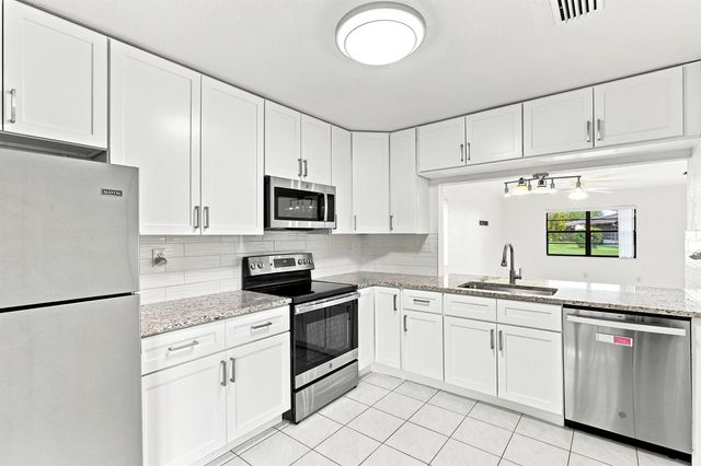 10 Seneca Court, Royal Palm Beach, FL 33411