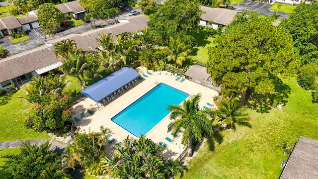 10 Seneca Court, Royal Palm Beach, FL 33411