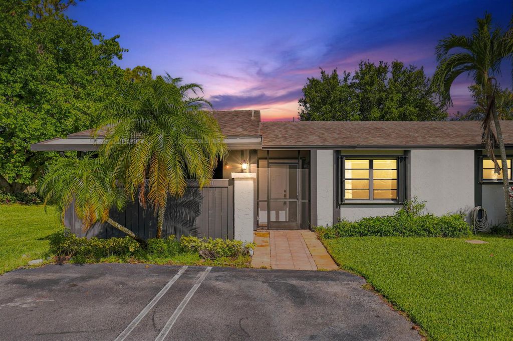 10 Seneca Court, Royal Palm Beach, FL 33411