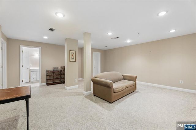 1116 Hyde Park Court, Mahwah, NJ 07430