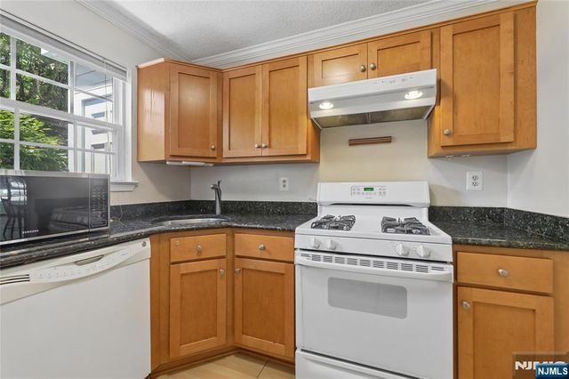 1116 Hyde Park Court, Mahwah, NJ 07430