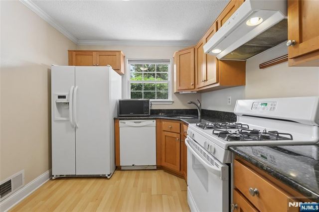 1116 Hyde Park Court, Mahwah, NJ 07430