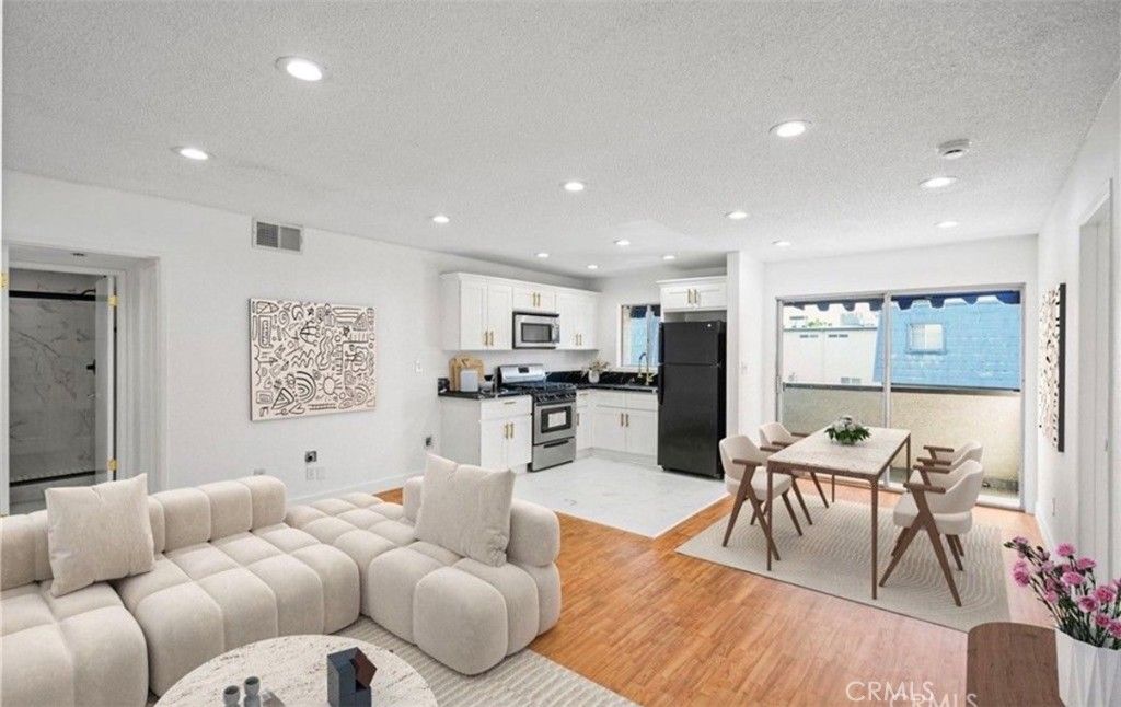 18530 Hatteras Street 333, Tarzana, CA 91356