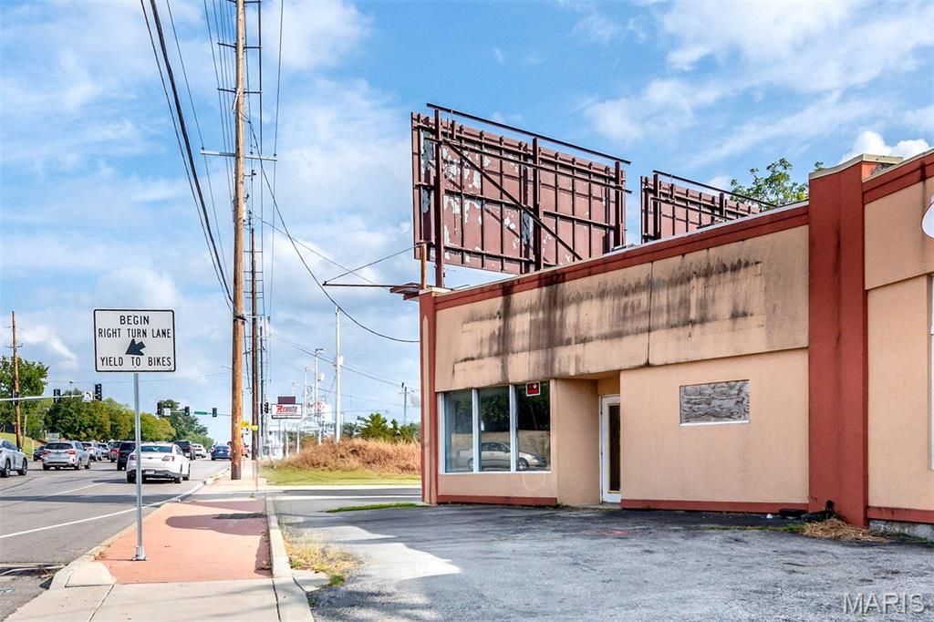 9322 Saint Charles Rock Road, St Louis, MO 63114