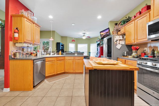 9215 Tay Dr, Helotes, TX 78023