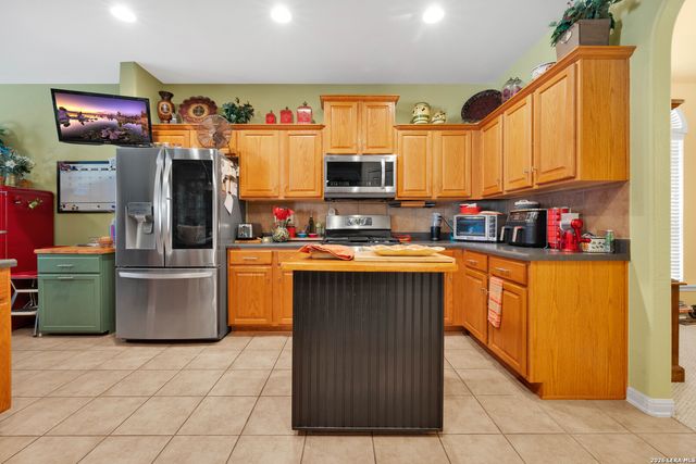 9215 Tay Dr, Helotes, TX 78023