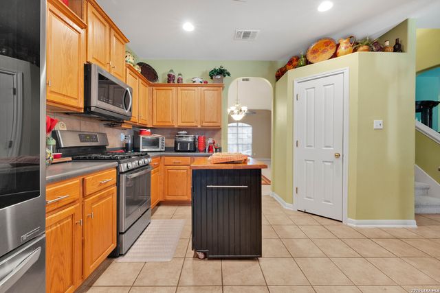 9215 Tay Dr, Helotes, TX 78023