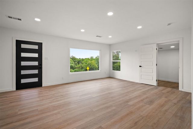 3134 W Jefferson Boulevard, Dallas, TX 75211