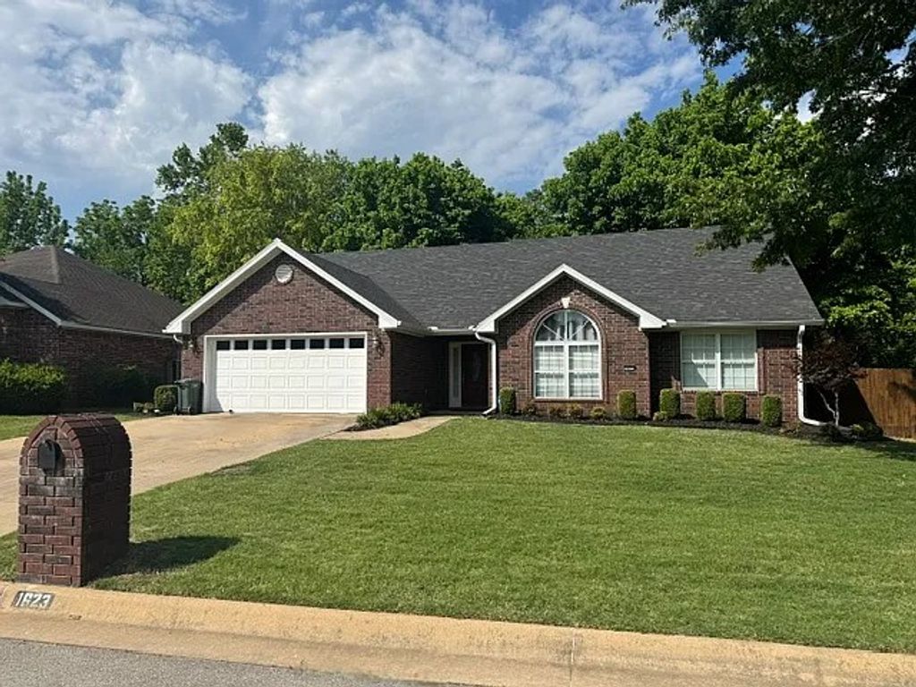1623 N Garden Avenue, Fayetteville, AR 72704
