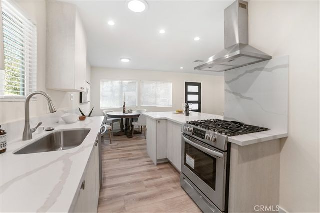 19029 Calvert Street, Tarzana, CA 91335