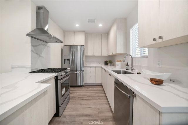19029 Calvert Street, Tarzana, CA 91335