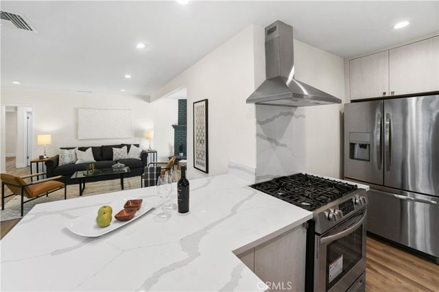 19029 Calvert Street, Tarzana, CA 91335